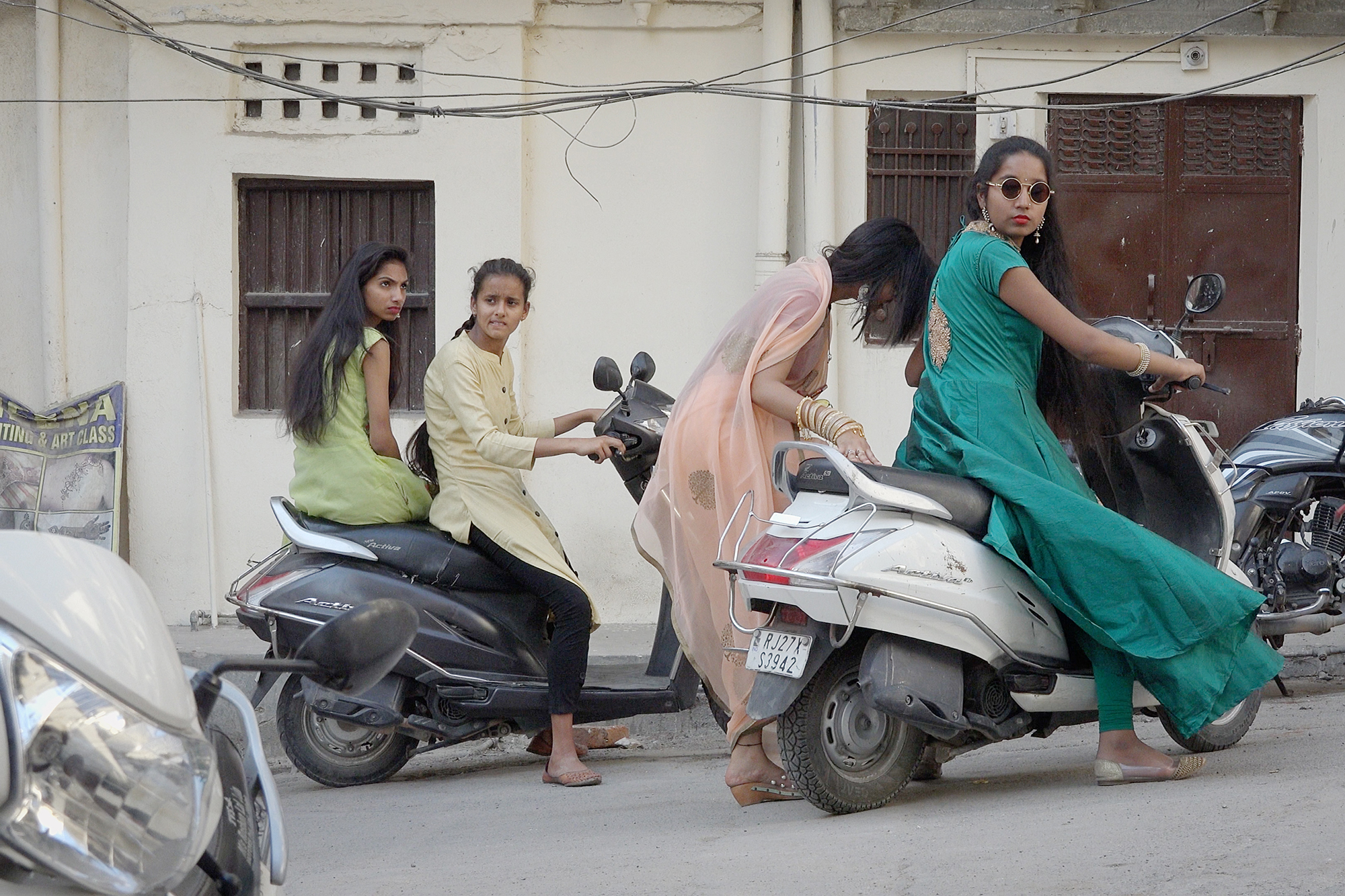 Christoph Radke, India, Udaipur, wohlhabende junge Frauen auf Motorrollern, 2020